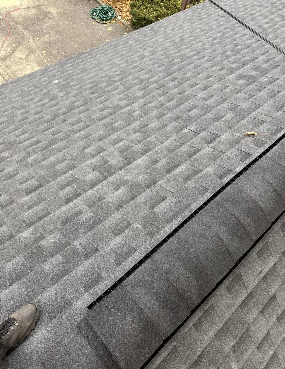 Detail of new GAF Timberline HDZ Charcoal shingles and ridge cap — Montclair